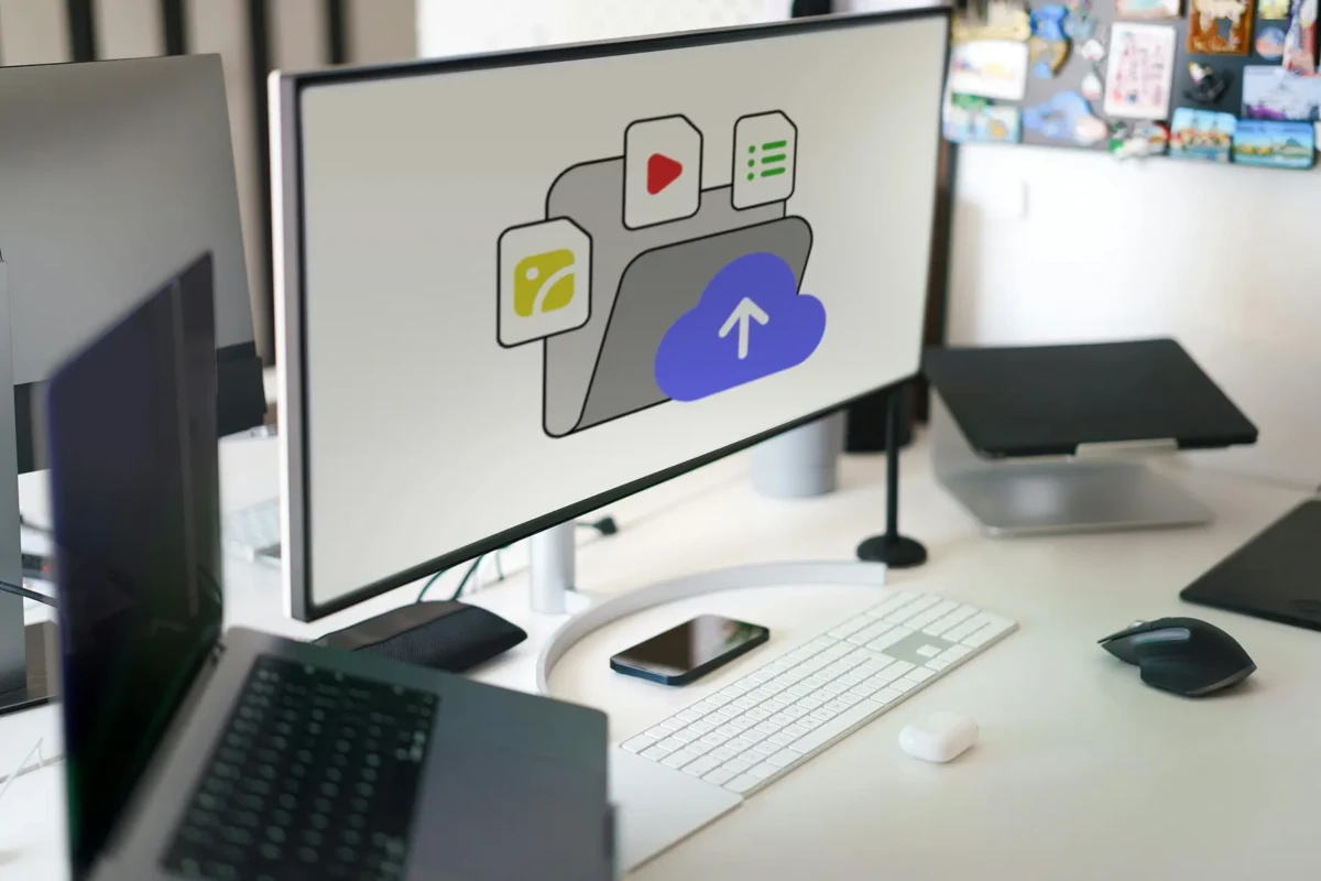 MS365-page_4-1200×800 Computer monitor with folder graphic